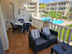 Beautiful 2 bedrooms by the pool